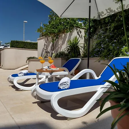Flores With Private Pool Makarska