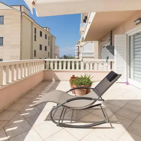 Appartement Flores With Private Pool Makarska