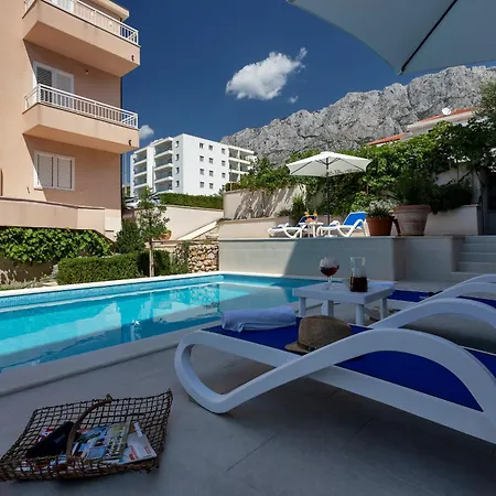 Flores With Private Pool Makarska