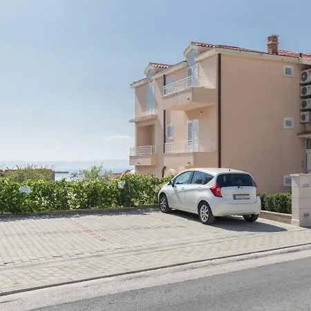 Appartement Flores With Private Pool Makarska